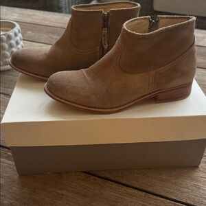 Size 9 Women’s Hinge Lea Sand Zipper Ankle Boots Booties from Nordstrom with box